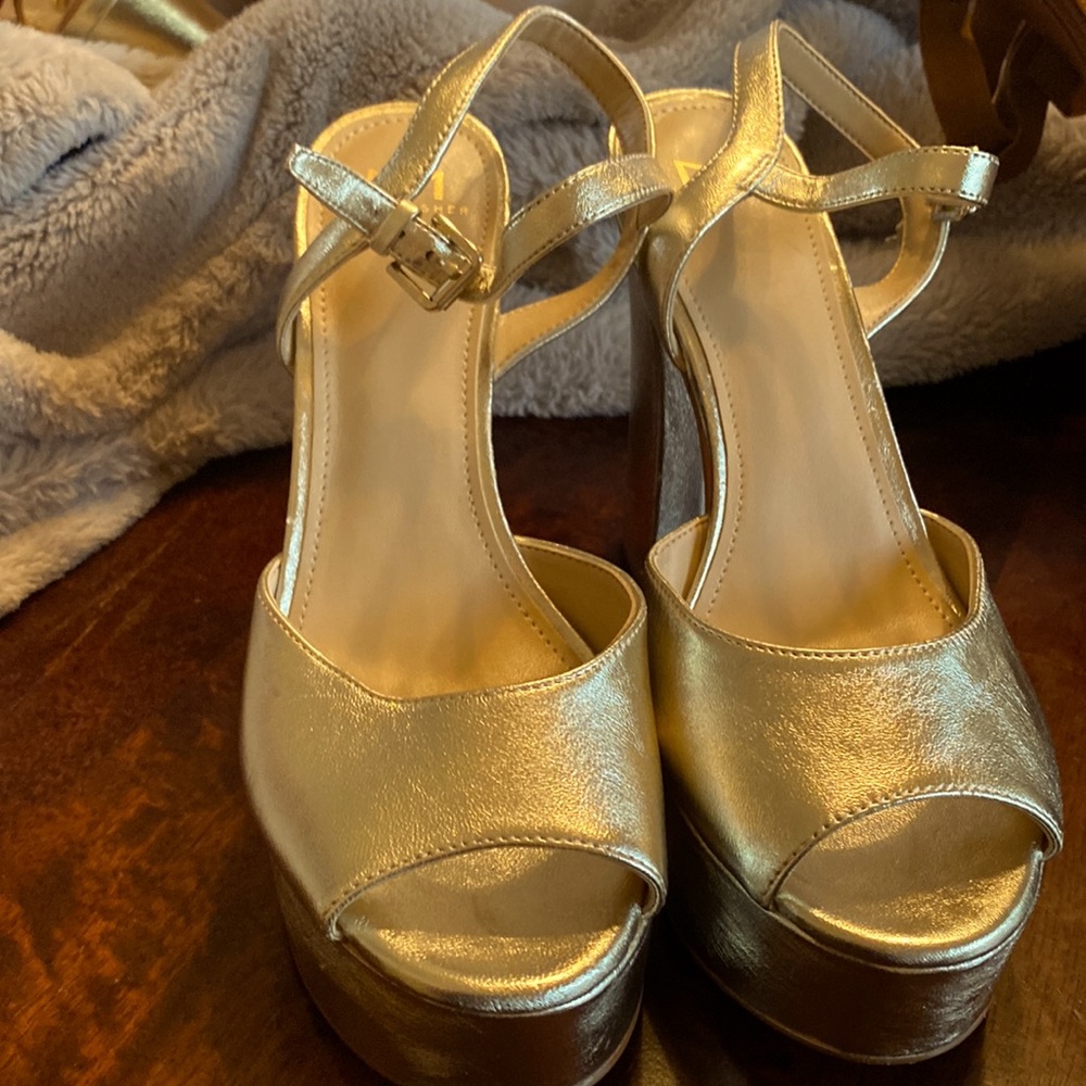 Gorgeous sold out Marc Fisher Gold platform heels! Size 8.5